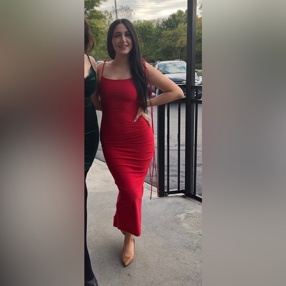 Melani red dress - Backless/ Low Back - Picture 5 of 8
